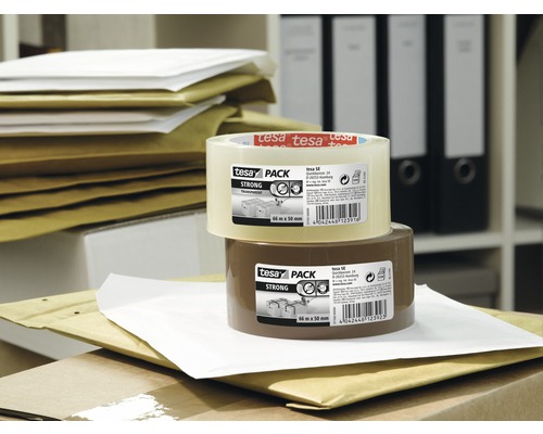 Twee rollen Tesa Pack tape op een stapel verzendenveloppen