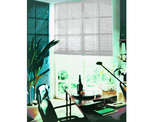 Lichte studeerkamer met jaloezieën voor de ramen, tafel en bureaustoel