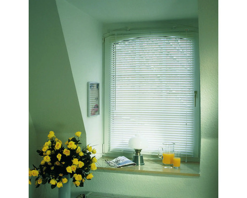 Raam met jaloezie, gedecoreerd met bloemen en accessoires