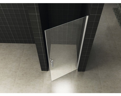 Inloopdouchewand van glas in badkamer