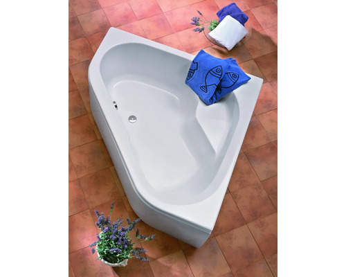 Hoekbad in badkamer met handdoeken en decoratie