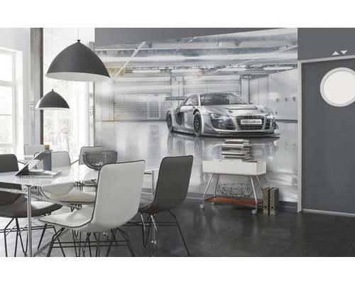 Woonkamer met fotobehang met een raceauto in een garage, eettafel en hanglampen