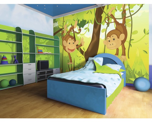 Kinderkamer met blauw bed en junglebehang met apen