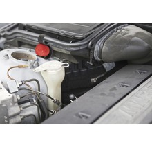 Motorruimte van een auto met koelvloeistofreservoir