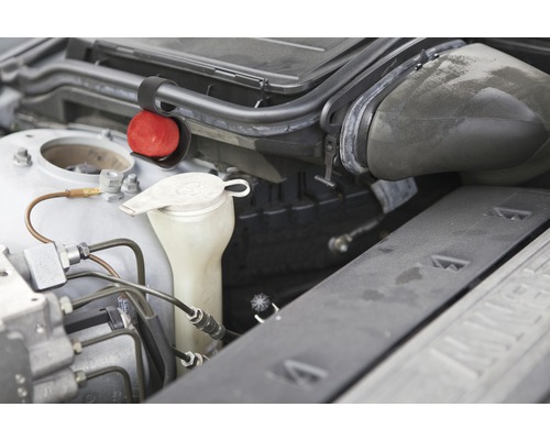 Motorruimte van een auto met koelvloeistofreservoir