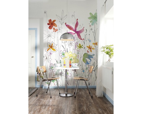 Eetkamer met bloemenbehang, tafel en stoelen