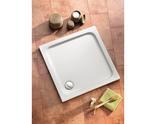 Vierkante douchebak met afvoergarnituur op tegelvloer