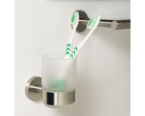 Wandhouder met tandenborstelbeker en twee tandenborstels