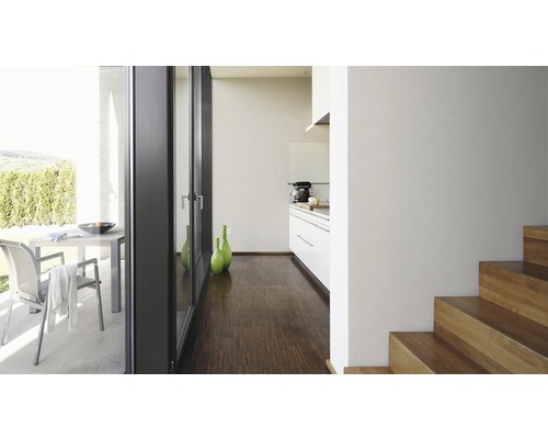 Lichte ruimte met terrasdeur, tuinmeubelen, keuken en trap