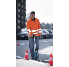 Man met meetwiel op straat