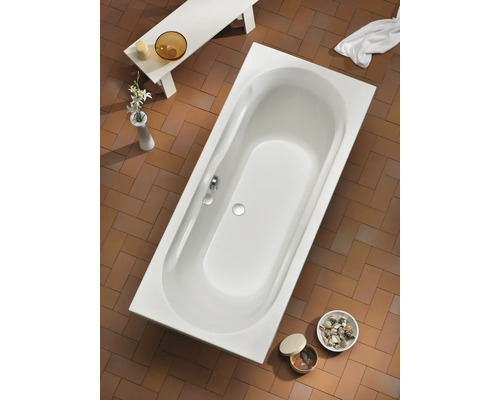 Foto van een rechthoekig ligbad in een badkamer met een tegelvloer en badkameraccessoires.