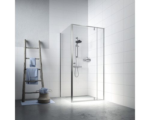 Badkamer met douchecabine, handdoekladder en wasmand