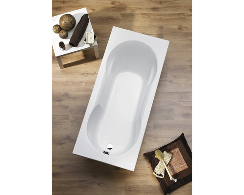 Rechthoekig bad in badkamer met decoratie op houten vloer