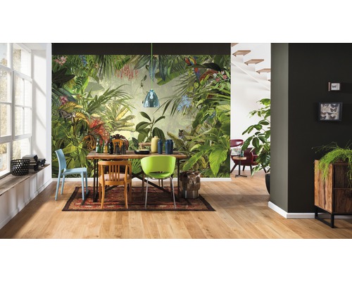 Woonkamer met junglebehang, houten vloer en eettafel