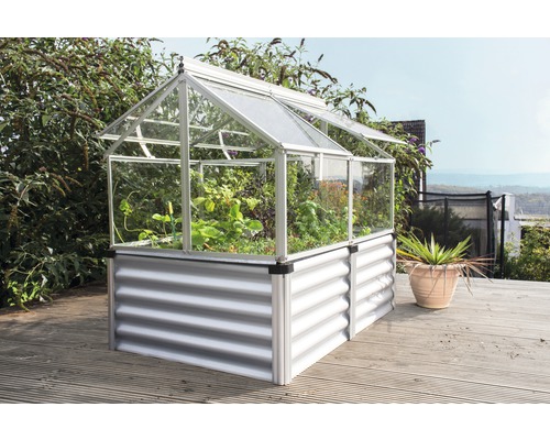 Verhoogde tuinbak met kasopzetstuk in de tuin