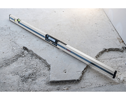 Digitale waterpas op betonnen vloer