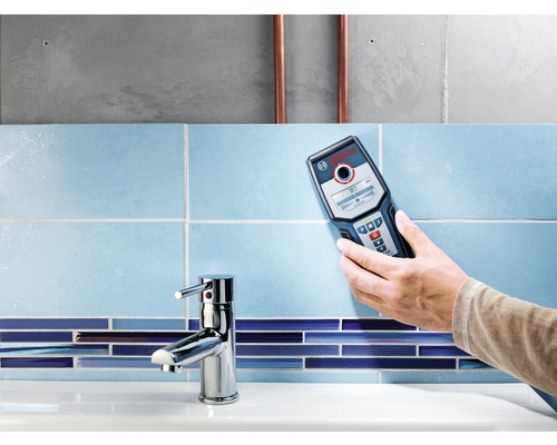 Hand houdt Bosch detector tegen betegelde badkamerwand