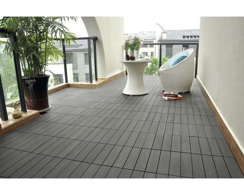 Terras met grijze terrastegels, tafel en stoel