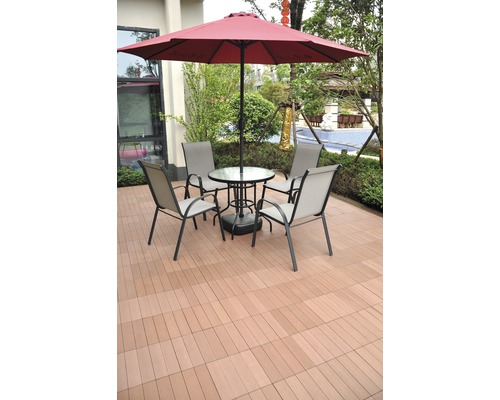 Terras met parasol, tafel en stoelen