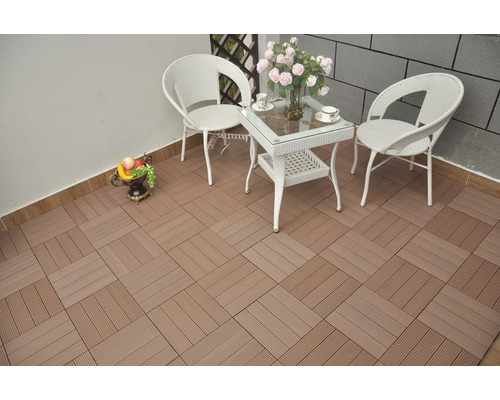 Terras met vloertegels in houtlook en zithoek