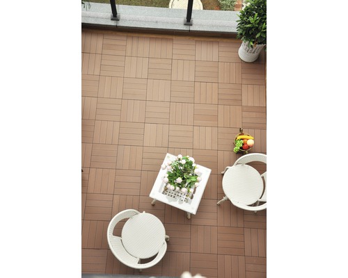 Terras met terrastegels, tafel en stoelen.