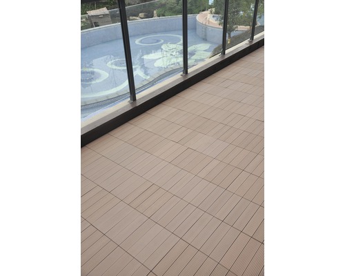 Terrasvloertegels buiten gelegd met uitzicht op het zwembad