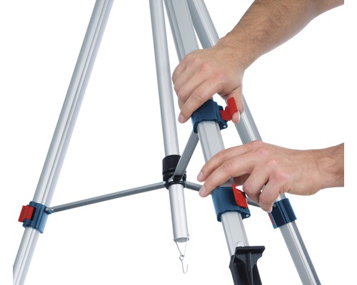 Persoon zet een aluminium bouwstatief op