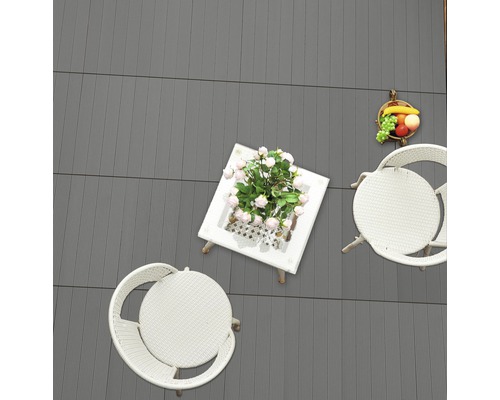 Scene met grijze terrasplanken, tuintafel en stoelen van rotan
