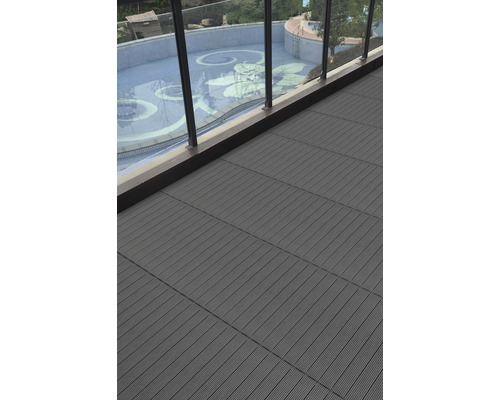 Balkon met terrasplanken en uitzicht op een zwembad
