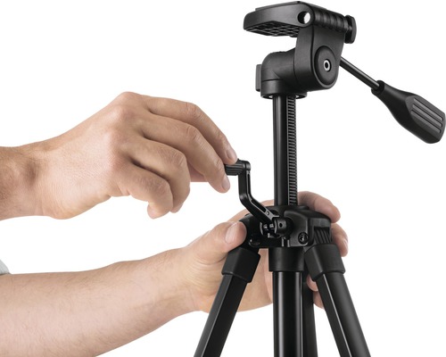 Bediening van een zwart camerastatief met statiefkop door handen