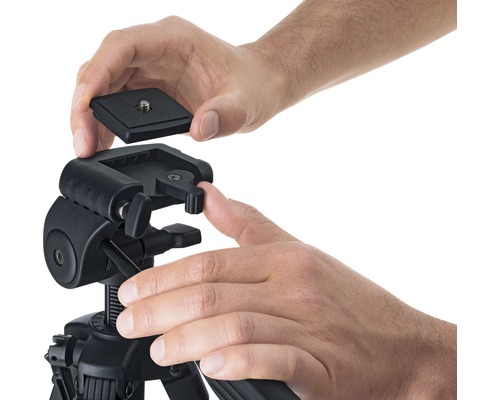 Een man bevestigt een snelkoppelingsplaat aan een statiefkop.