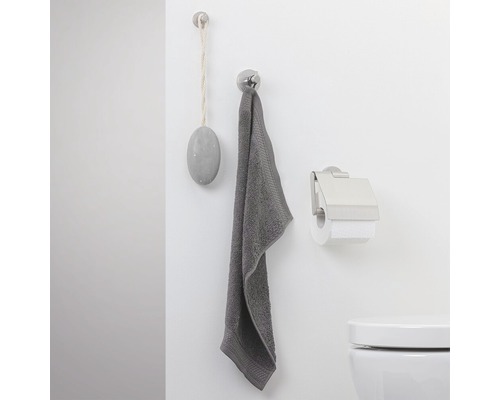 Badkamerwand met handdoek, zeep en toiletpapierhouder