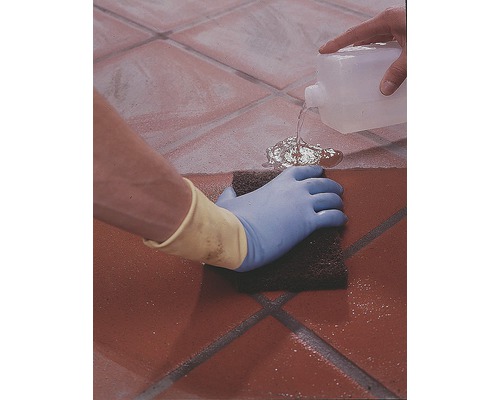 Terracotta tegels reinigen met een spons en reinigingsmiddel