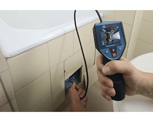 Leidinginspectiecamera in gebruik onder een badkuip