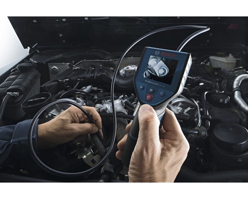 Bosch Logo. Hand houdt inspectiecamera voor een open motorruimte.