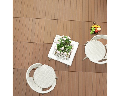 Terras met houten vloer, twee witte rotan stoelen en tafel