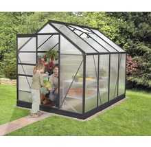 Kas met open deur in de tuin met kind en man