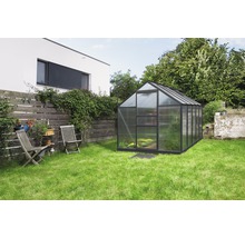 Tuin met kas, gazon en stoelen