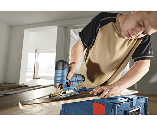 Man zaagt houten plank met decoupeerzaag van Bosch