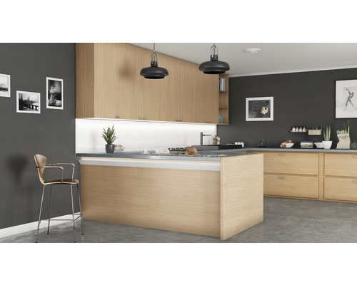 Moderne keuken met kookeiland, lichte houten kasten en barkruk.