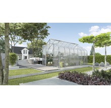 Kas in de tuin met planten en tuinmeubelen