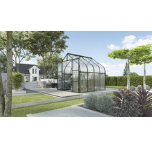 Kas in de tuin met beplanting