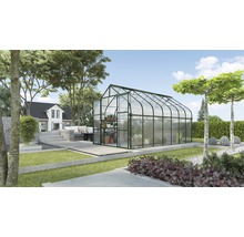 Kas in tuin met beplanting en tuinmeubelen