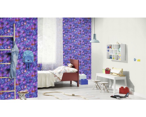 Kinderkamer met galaxy behang, bed, bureau en speelgoed