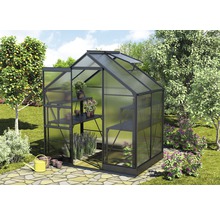 Kas met planten op planken in de tuin
