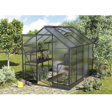 Tuinkas met rekken en planten in de tuin
