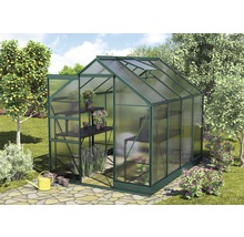 Tuinkas met open deur en plantenrek in de tuin.