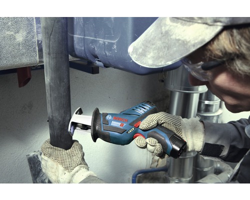 Vakman zaagt pijp met een Bosch reciprozaag