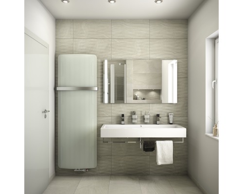 Moderne badkamer met radiator, wastafel en spiegelkast.