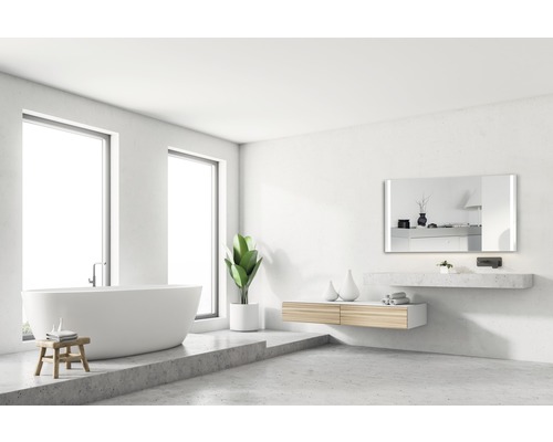 Lichte badkamer met bad, wastafel, spiegel en raam voor Hornbach